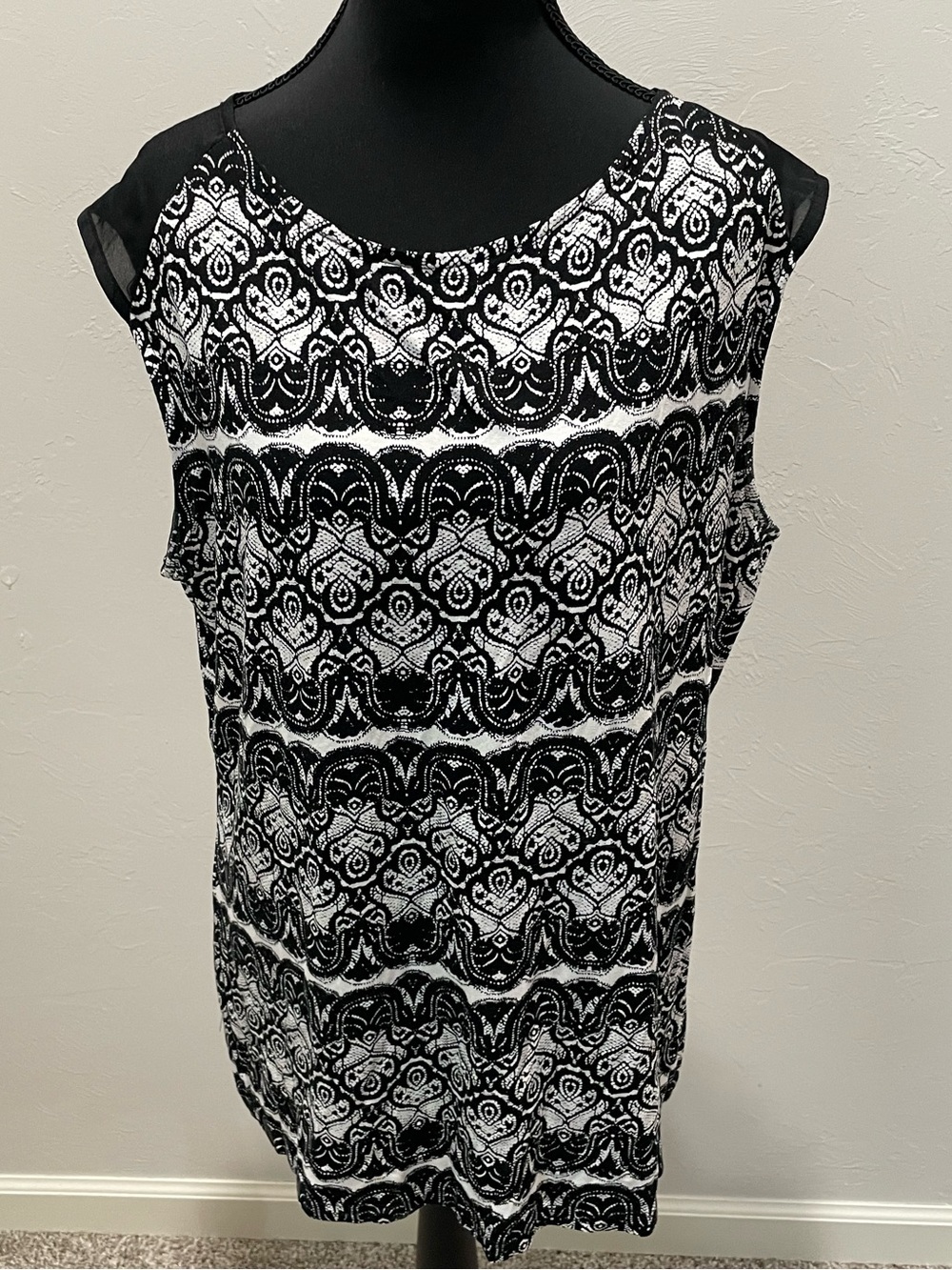 Liz Claiborne Black and White Sleeveless Patterned Tank